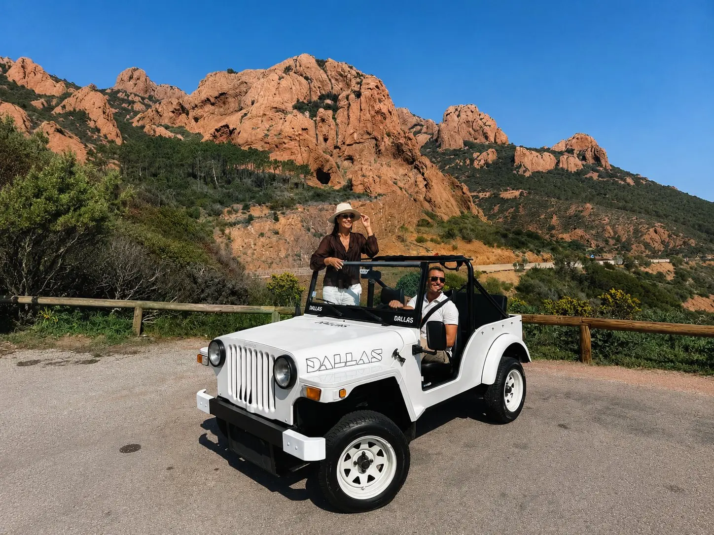 Jeep Dallas blanche devant l'Estérel