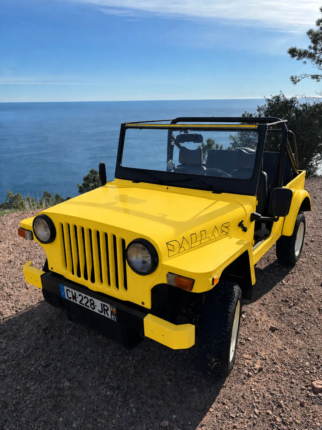 Jeep Dallas jaune sur la Corniche d'Or